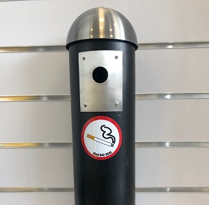 Stubbahús svart á vegg