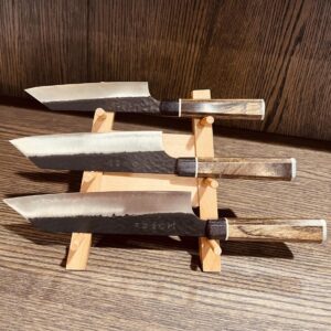 Pateru Aogami 3 hnífa sett á viðarstandi