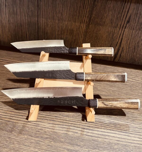 Pateru Aogami 3 hnífa sett á viðarstandi